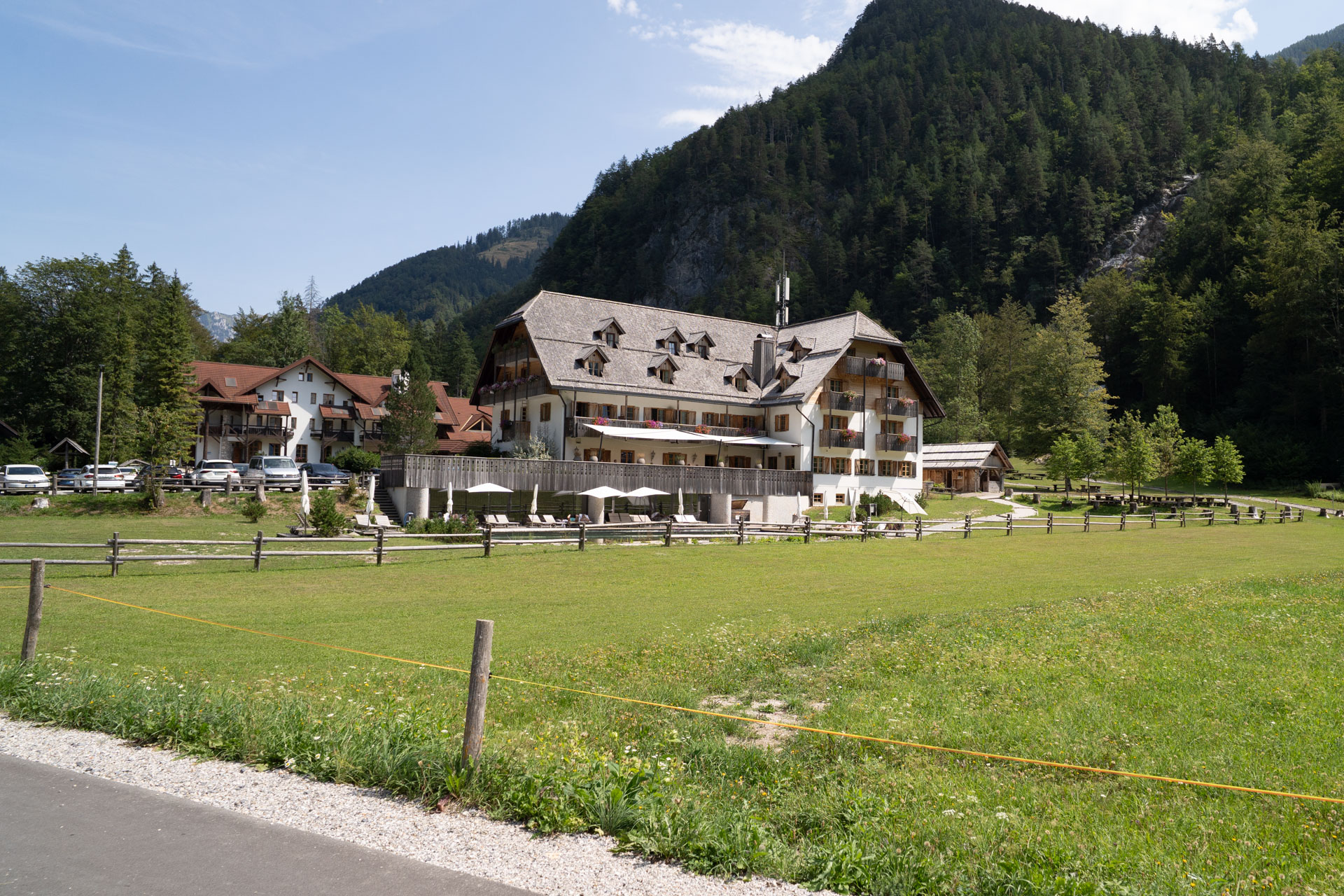 Hotel Plesnik in pogled na dolino – Logarska dolina